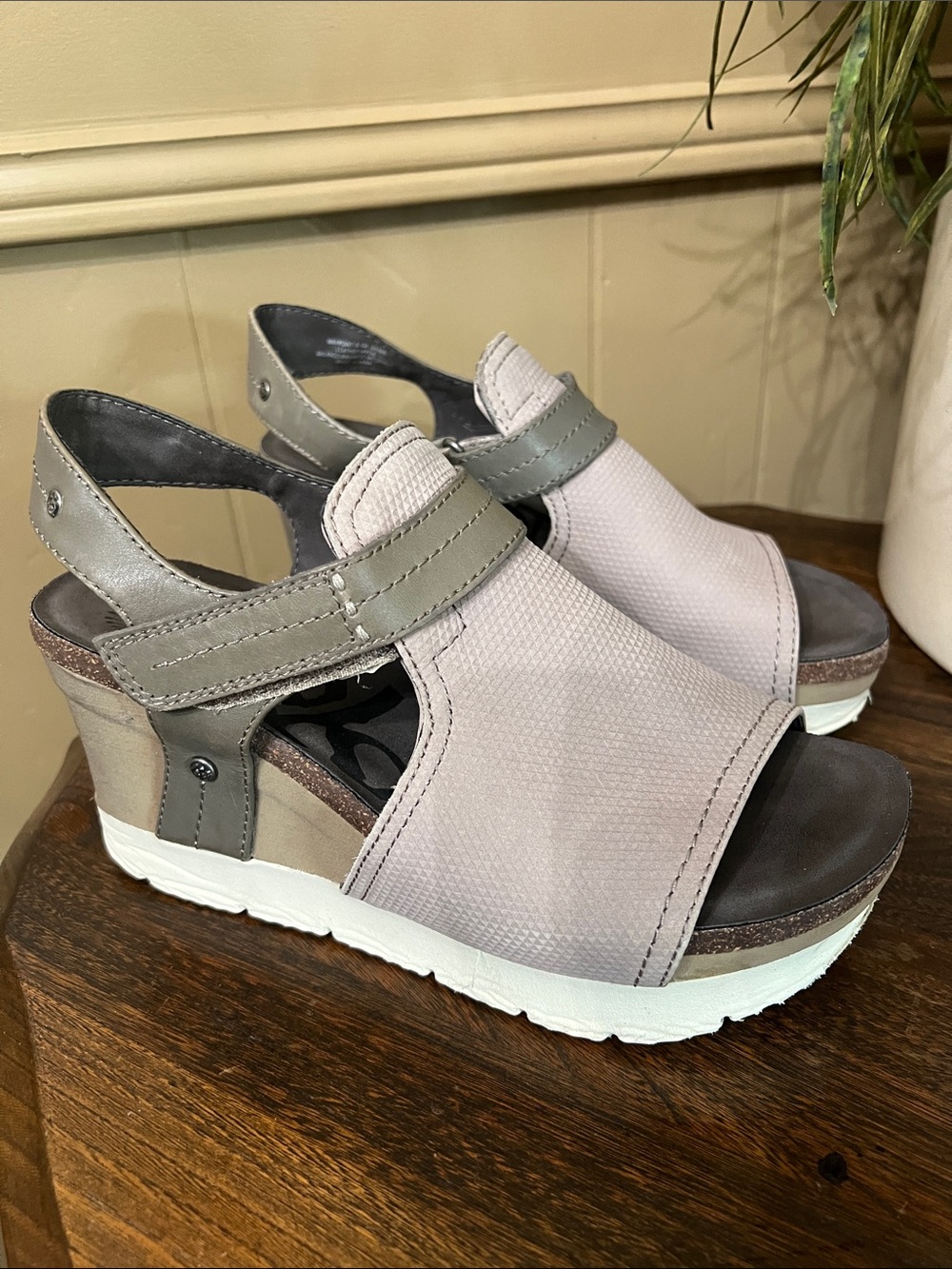 OTBT Taupe & Gray Open-Toe Wedge Sandals Size 8.5❤️